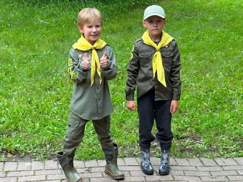 Двоє новаків в одностроях і жовтих хустках