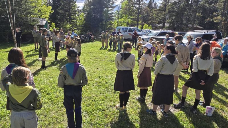 Юнаки й юначки в одностроях стоять колом на галявині
